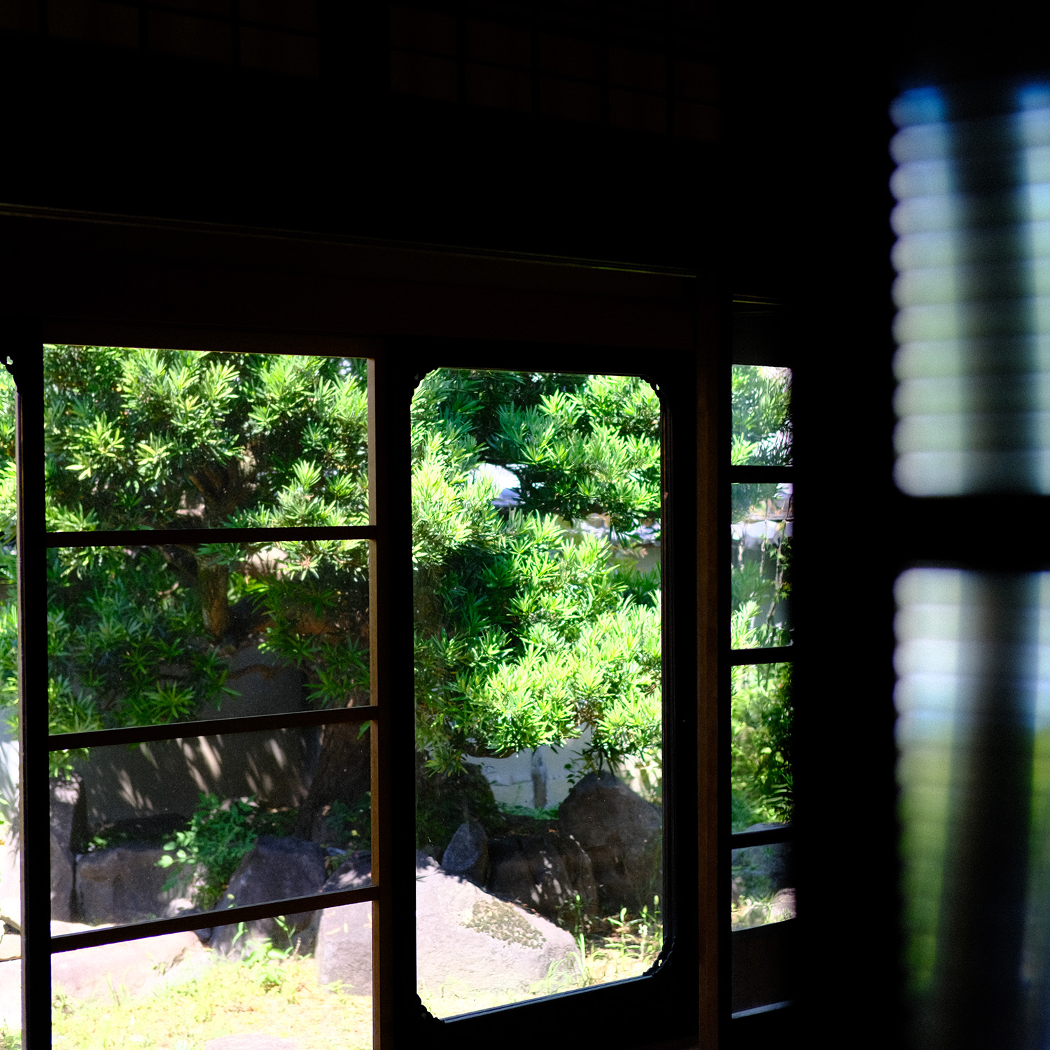 古民家の窓から見える風景